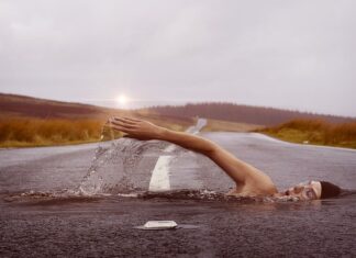 Co daje pływanie w czepku?