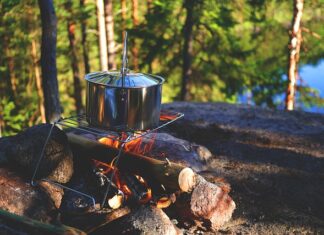 Czy można zostawić namiot na polu namiotowym?
