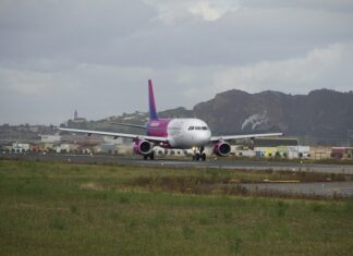 Czy Wizz Air lata do Edynburga?