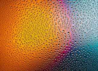 Czy należy myć włosy po basenie?