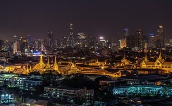 Ile trwa lot do Bangkoku z Polski?