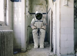 Czy w toalecie w hotelu jest czujnik dymu?